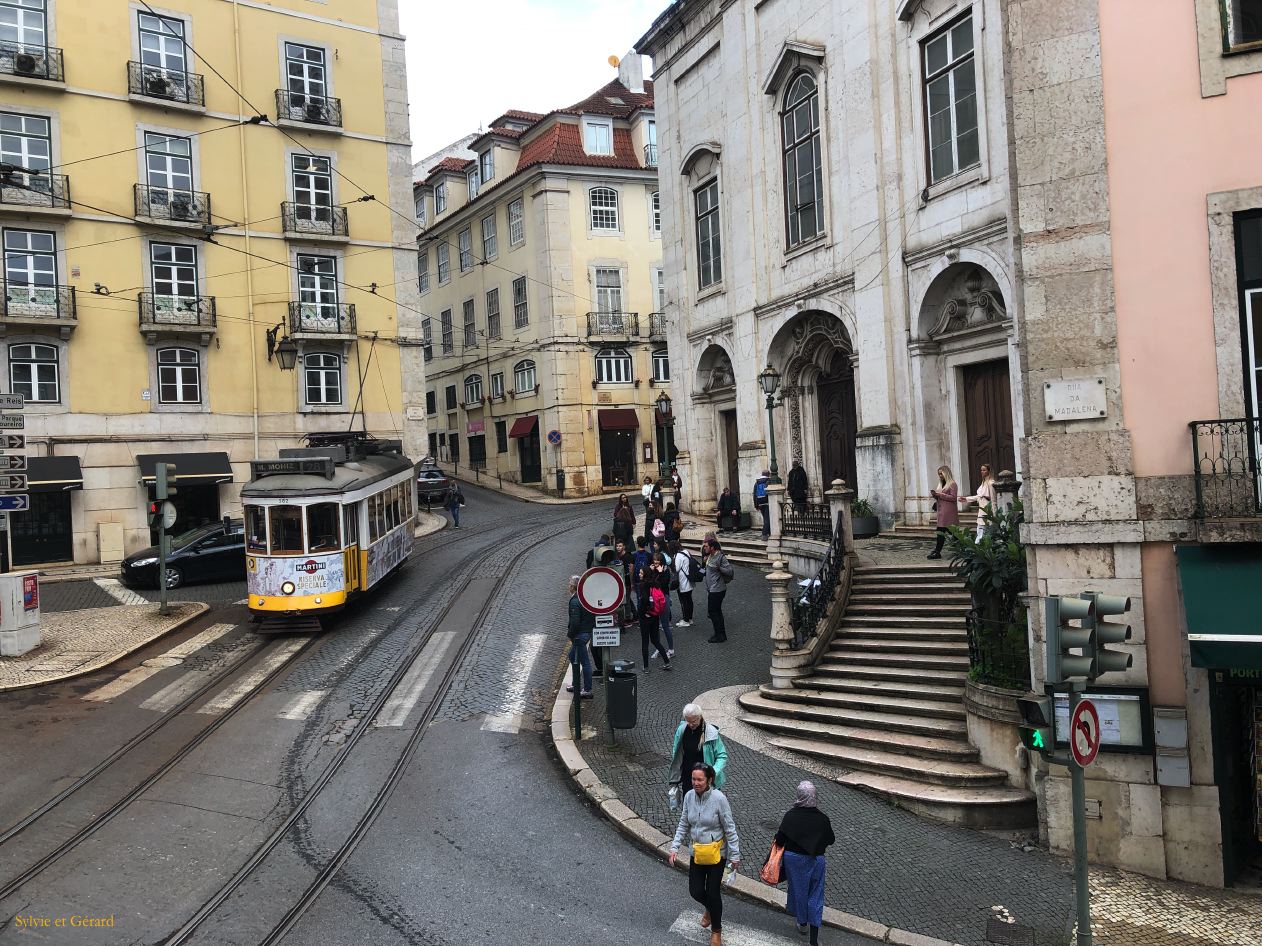 01 Lisbonne Alfama le tramway 28E qui monte la colline