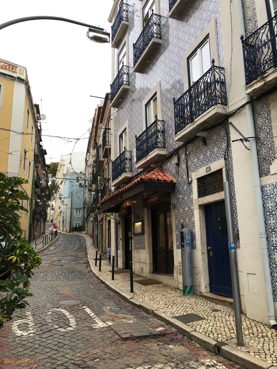 02 Lisbonne Alfama les petites rues de la colline 