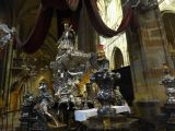 078 Prague Mala Strana la cathédrale St Guy - intérieur -  le tombeau de St Jean De Népomucène en argent massif 