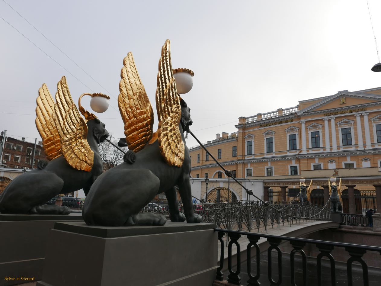 94 Saint Pétersbourg canal Griboïedov Bankovsky Most avec ses griffons 