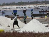 D 08 Lac rose les femmes déchargent les barques