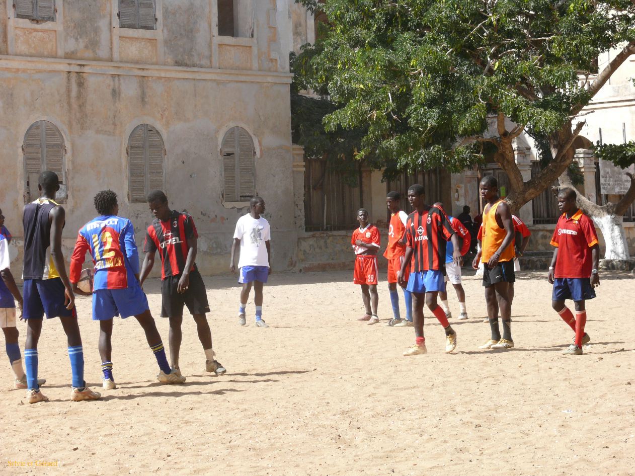 B 18 Ile de Gorée dans les rues