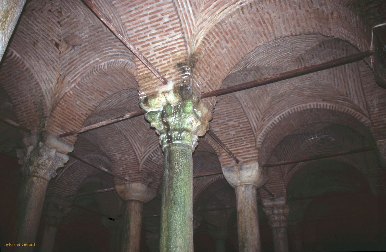 Turquie 2000-068  Istanbul  citerne basilique Yerebatan Sarayi