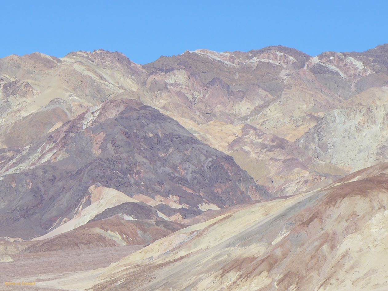 A 22 Vallée de la Mort Artists'Palette de loin la route étant fermée