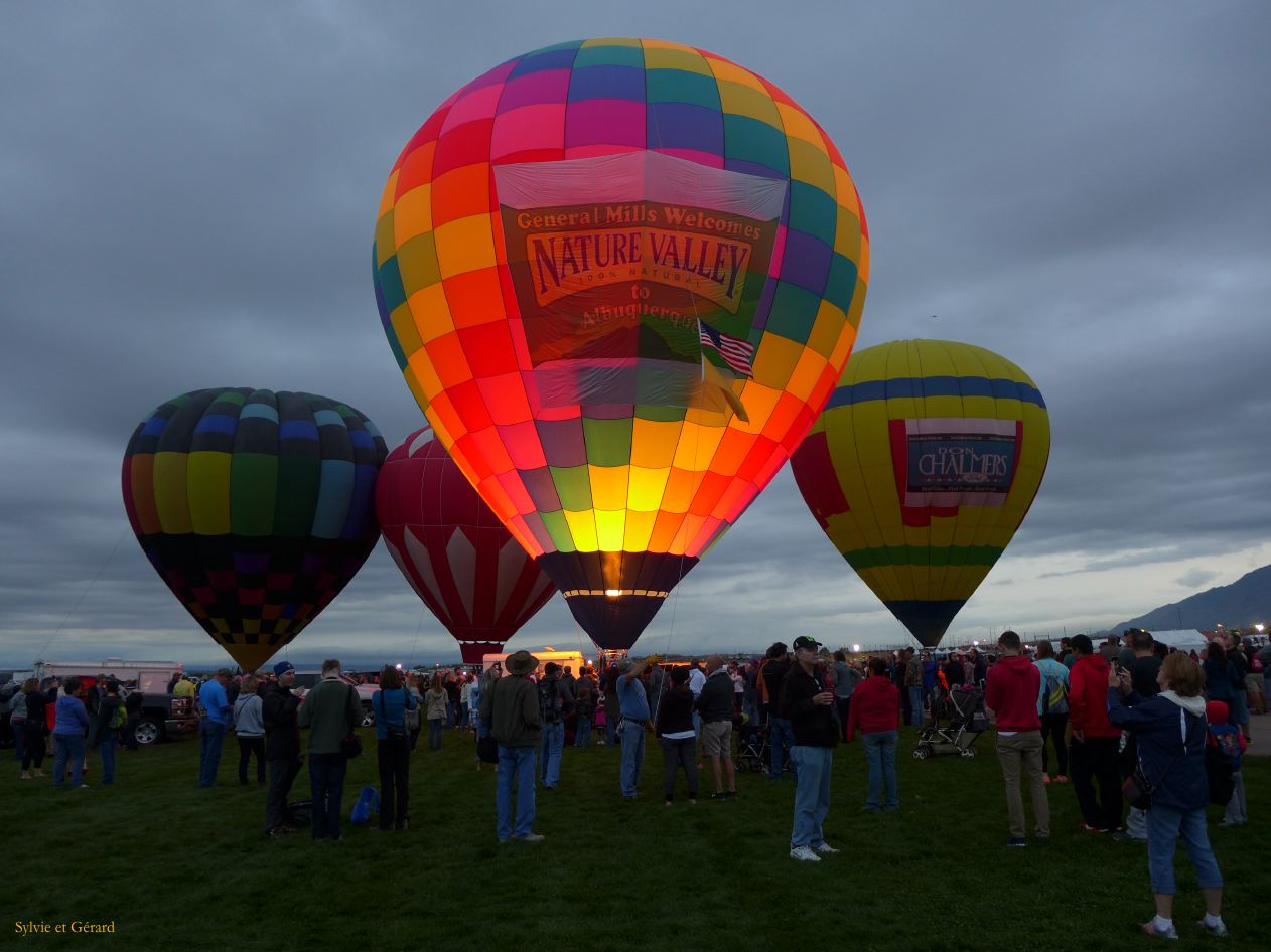 03 quelques montgolfières sont debout 